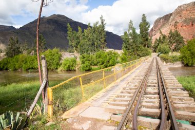 Peru And Dağları 'nın kırsal kesimlerinde demiryolu rayları var. Peru 'nun kutsal vadisinde kırsal bir manzara. Vilcanota Nehri 'ni geçen demiryolu köprüsü.