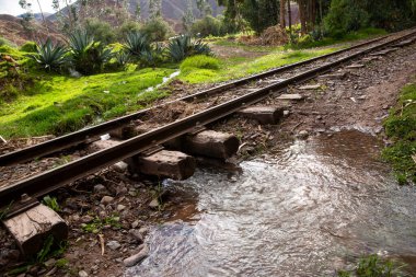 Peru And Dağları 'nın kırsal kesimlerinde demiryolu rayları var. Peru 'nun kutsal vadisinde kırsal bir manzara. Vilcanota Nehri 'ni geçen demiryolu köprüsü.