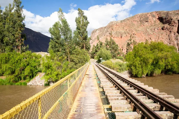 Peru And Dağları 'nın kırsal kesimlerinde demiryolu rayları var. Peru 'nun kutsal vadisinde kırsal bir manzara. Vilcanota Nehri 'ni geçen demiryolu köprüsü.