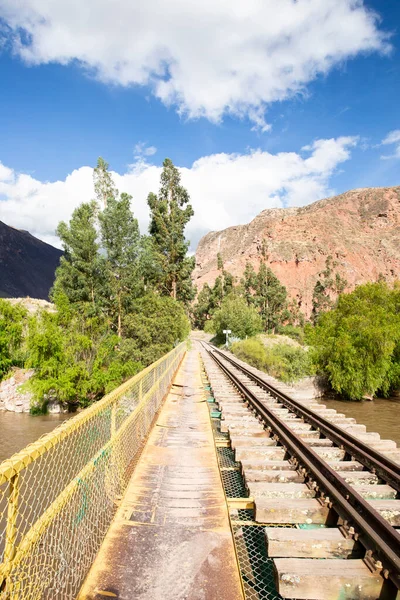 Peru And Dağları 'nın kırsal kesimlerinde demiryolu rayları var. Peru 'nun kutsal vadisinde kırsal bir manzara. Vilcanota Nehri 'ni geçen demiryolu köprüsü.