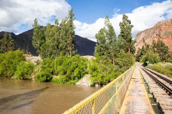 Peru And Dağları 'nın kırsal kesimlerinde demiryolu rayları var. Peru 'nun kutsal vadisinde kırsal bir manzara. Vilcanota Nehri 'ni geçen demiryolu köprüsü.
