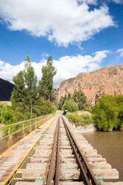 Peru And Dağları 'nın kırsal kesimlerinde demiryolu rayları var. Peru 'nun kutsal vadisinde kırsal bir manzara. Vilcanota Nehri 'ni geçen demiryolu köprüsü.