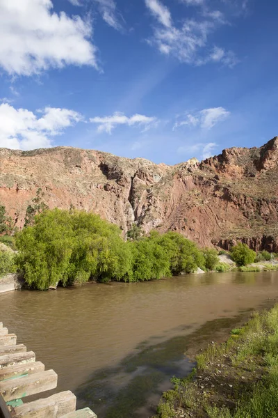 Peru And Dağları 'nın kırsal kesimlerinde demiryolu rayları var. Peru 'nun kutsal vadisinde kırsal bir manzara. Vilcanota Nehri 'ni geçen demiryolu köprüsü.