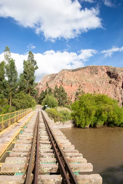 Peru And Dağları 'nın kırsal kesimlerinde demiryolu rayları var. Peru 'nun kutsal vadisinde kırsal bir manzara. Vilcanota Nehri 'ni geçen demiryolu köprüsü.