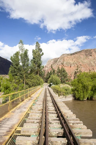 Peru And Dağları 'nın kırsal kesimlerinde demiryolu rayları var. Peru 'nun kutsal vadisinde kırsal bir manzara. Vilcanota Nehri 'ni geçen demiryolu köprüsü.