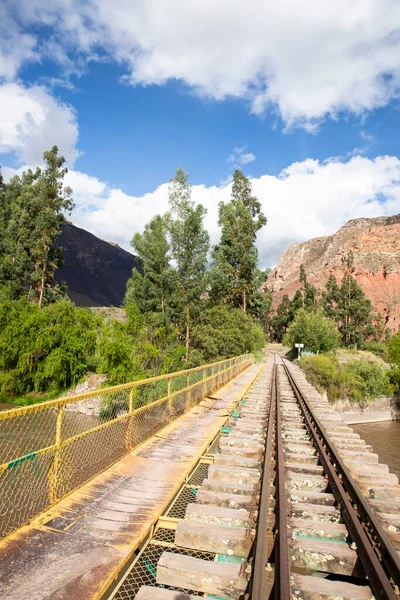 Peru And Dağları 'nın kırsal kesimlerinde demiryolu rayları var. Peru 'nun kutsal vadisinde kırsal bir manzara. Vilcanota Nehri 'ni geçen demiryolu köprüsü.