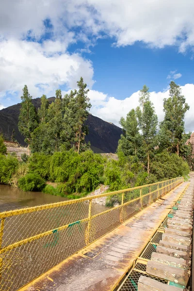 Peru And Dağları 'nın kırsal kesimlerinde demiryolu rayları var. Peru 'nun kutsal vadisinde kırsal bir manzara. Vilcanota Nehri 'ni geçen demiryolu köprüsü.