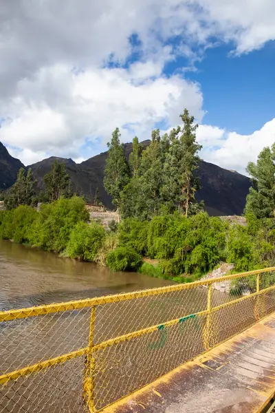 Peru And Dağları 'nın kırsal kesimlerinde demiryolu rayları var. Peru 'nun kutsal vadisinde kırsal bir manzara. Vilcanota Nehri 'ni geçen demiryolu köprüsü.