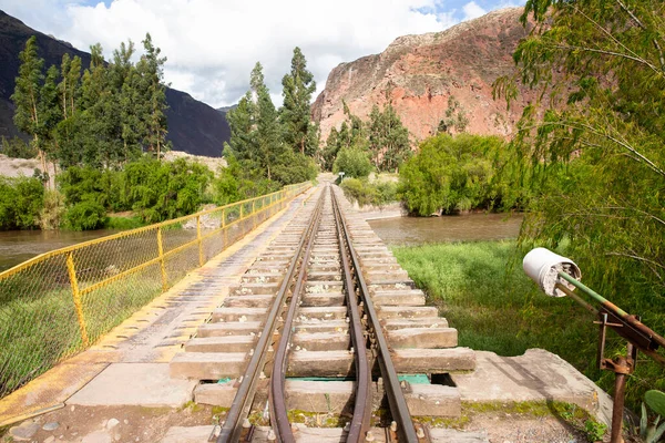 Peru And Dağları 'nın kırsal kesimlerinde demiryolu rayları var. Peru 'nun kutsal vadisinde kırsal bir manzara. Vilcanota Nehri 'ni geçen demiryolu köprüsü.