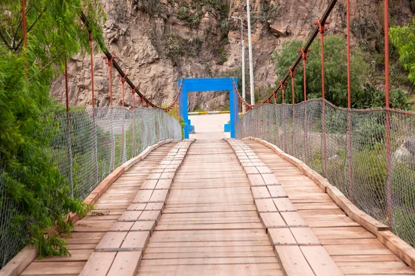 Kutsal Vadi, Cusco Peru 'daki Vilcanota nehri üzerindeki ahşaptan yapılmış kırsal köprü..