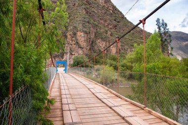Kutsal Vadi, Cusco Peru 'daki Vilcanota nehri üzerindeki ahşaptan yapılmış kırsal köprü..