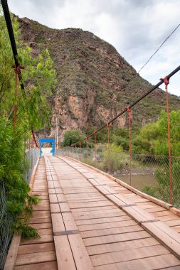 Kutsal Vadi, Cusco Peru 'daki Vilcanota nehri üzerindeki ahşaptan yapılmış kırsal köprü..