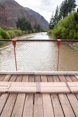 Kutsal Vadi, Cusco Peru 'daki Vilcanota nehri üzerindeki ahşaptan yapılmış kırsal köprü..