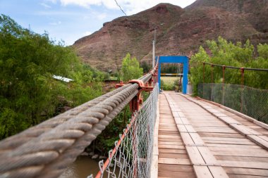 Kutsal Vadi, Cusco Peru 'daki Vilcanota nehri üzerindeki ahşaptan yapılmış kırsal köprü..
