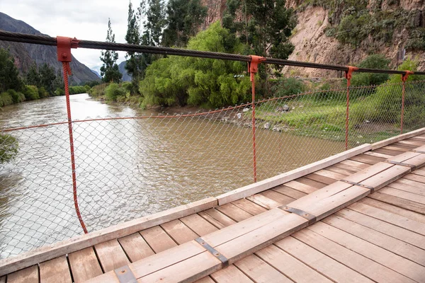 Kutsal Vadi, Cusco Peru 'daki Vilcanota nehri üzerindeki ahşaptan yapılmış kırsal köprü..