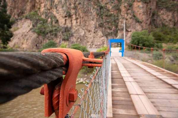 Kutsal Vadi, Cusco Peru 'daki Vilcanota nehri üzerindeki ahşaptan yapılmış kırsal köprü..