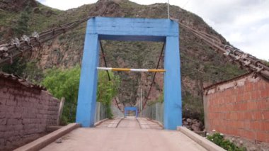 Kutsal Vadi, Cusco Peru 'daki Vilcanota nehri üzerindeki ahşaptan yapılmış kırsal köprü..