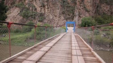 Kutsal Vadi, Cusco Peru 'daki Vilcanota nehri üzerindeki ahşaptan yapılmış kırsal köprü..