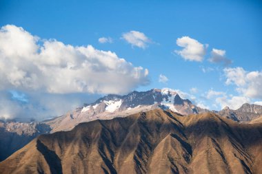 Peru Kutsal Vadisi 'ndeki And Dağları. Cusco 'daki kır manzarası.