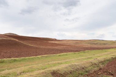 Peru And Dağları kırsalında. Tarım için sürülmüş tarla.