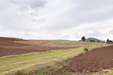 Peru And Dağları kırsalında. Tarım için sürülmüş tarla.