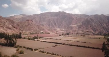 Peru And Dağları kırsalında. Tarım için sürülmüş tarla.