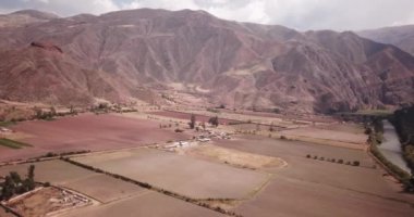 Peru And Dağları kırsalında. Tarım için sürülmüş tarla.