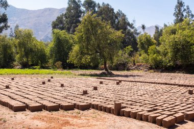 Peru And Dağları 'nda çamurdan yapılmış Adobe tuğlaları. Ev yapımı için malzeme.