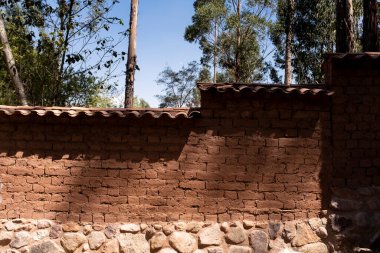 Cusco Peru 'nun kırsal kesimindeki kerpiç çamurundan yapılmış bir ev. Peru And Dağları 'ndan geleneksel ev.