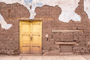 Cusco Peru 'nun kırsal kesimindeki kerpiç çamurundan yapılmış bir ev. Peru And Dağları 'ndan geleneksel ev.