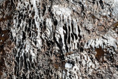 Doğal tuz kayası. Cusco 'daki Peru tuz madeni. Beyaz kayaya yaklaş..