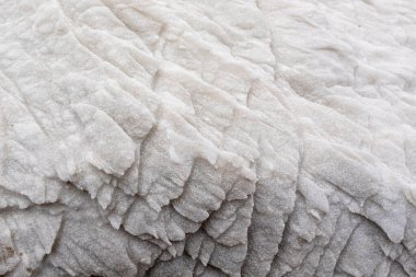 Doğal tuz kayası. Cusco 'daki Peru tuz madeni. Beyaz kayaya yaklaş..