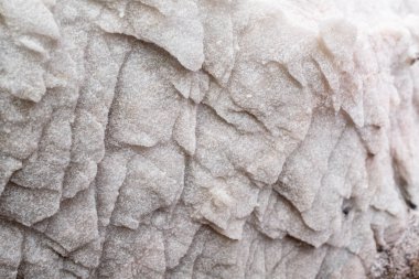 Doğal tuz kayası. Cusco 'daki Peru tuz madeni. Beyaz kayaya yaklaş..