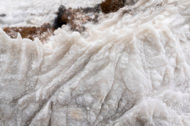 Doğal tuz kayası. Cusco 'daki Peru tuz madeni. Beyaz kayaya yaklaş..