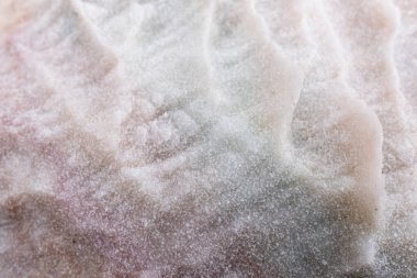 Doğal tuz kayası. Cusco 'daki Peru tuz madeni. Beyaz kayaya yaklaş..