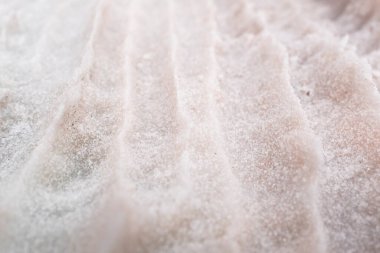 Doğal tuz kayası. Cusco 'daki Peru tuz madeni. Beyaz kayaya yaklaş..