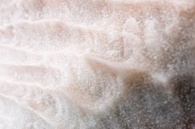 Doğal tuz kayası. Cusco 'daki Peru tuz madeni. Beyaz kayaya yaklaş..