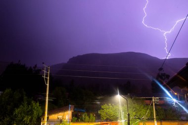 Cusco Peru 'da gök gürültülü bir gece. İnkalar 'ın kutsal vadisinde fırtınalı bir gece..