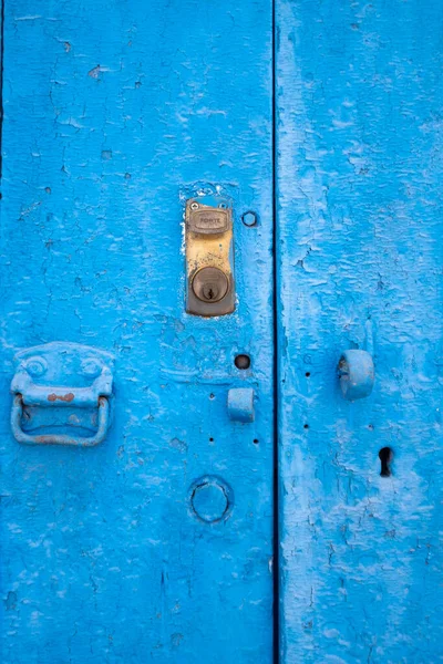 ペルーの古いロック付きブルーの木製のドア アンデスの家の伝統的なドア — ストック写真