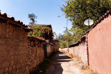 Peru And Dağları kırsal kesiminde bir patika. Andean kırsalında bir patika. Cusco 'da küçük bir kasaba.