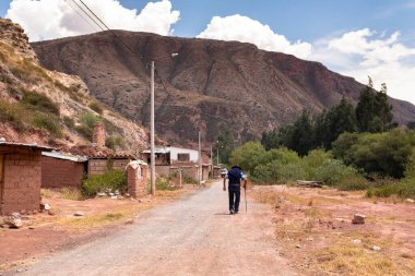 Yaşlı adam Peru And Dağları 'nda küçük bir kasabada yürüyor. Kutsal Vadi 'deki And köyünde bir adam.