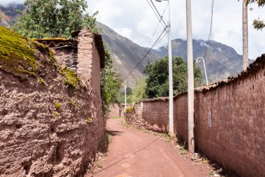 Peru And Dağları kırsal kesiminde bir patika. Andean kırsalında bir patika. Cusco 'da küçük bir kasaba.
