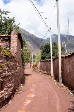 Peru And Dağları kırsal kesiminde bir patika. Andean kırsalında bir patika. Cusco 'da küçük bir kasaba.