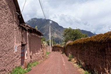 Peru And Dağları kırsal kesiminde bir patika. Andean kırsalında bir patika. Cusco 'da küçük bir kasaba.