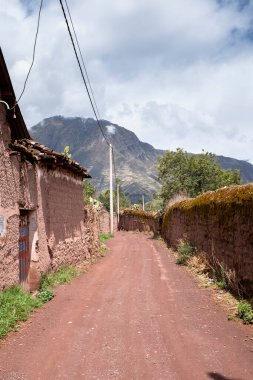 Peru And Dağları kırsal kesiminde bir patika. Andean kırsalında bir patika. Cusco 'da küçük bir kasaba.