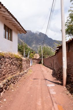 Peru And Dağları kırsal kesiminde bir patika. Andean kırsalında bir patika. Cusco 'da küçük bir kasaba.