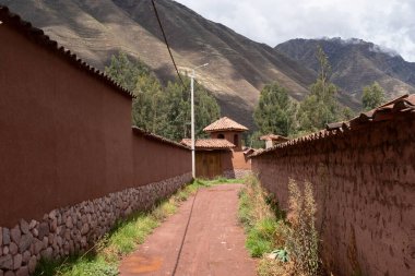Peru And Dağları kırsal kesiminde bir patika. Andean kırsalında bir patika. Cusco 'da küçük bir kasaba.