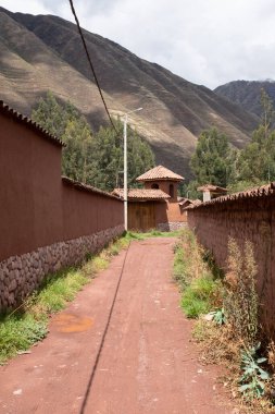Peru And Dağları kırsal kesiminde bir patika. Andean kırsalında bir patika. Cusco 'da küçük bir kasaba.