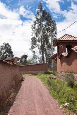 Peru And Dağları kırsal kesiminde bir patika. Andean kırsalında bir patika. Cusco 'da küçük bir kasaba.
