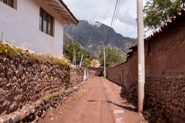 Peru And Dağları kırsal kesiminde bir patika. Andean kırsalında bir patika. Cusco 'da küçük bir kasaba.